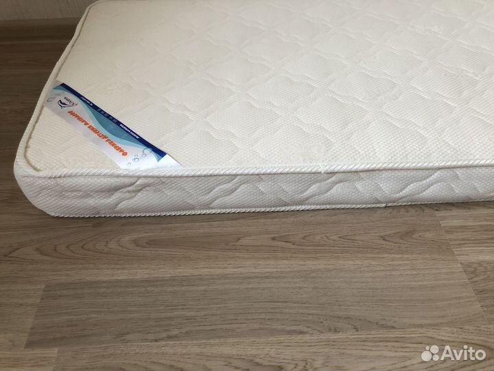 Детская кроватка с маятником