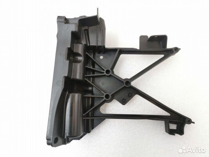 Кронштейн замка капота правый Mercedes-Benz