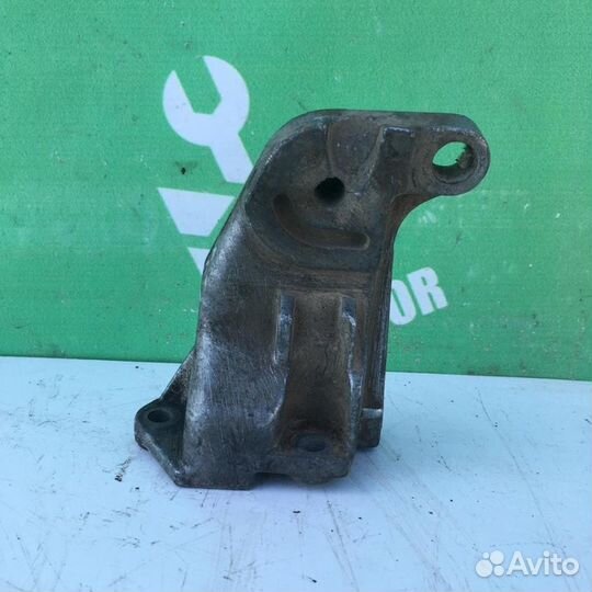 Кронштейн двигателя правый Фольксваген Гольф 3 В