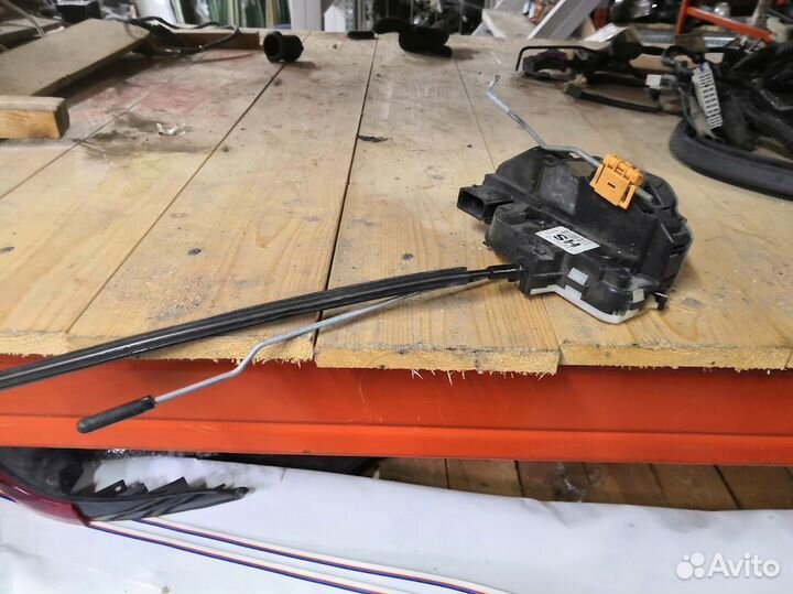 Замок двери передний левый Opel Astra J C 2010