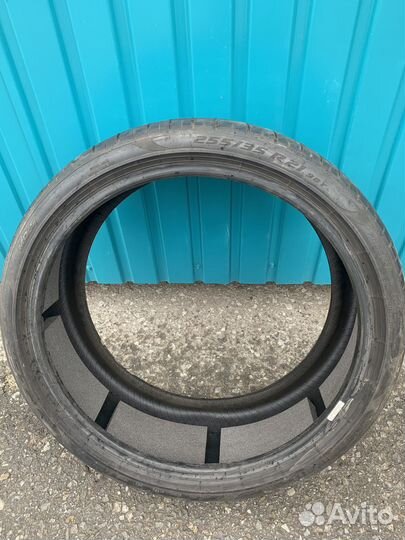 Pirelli P Zero 255/35 R21