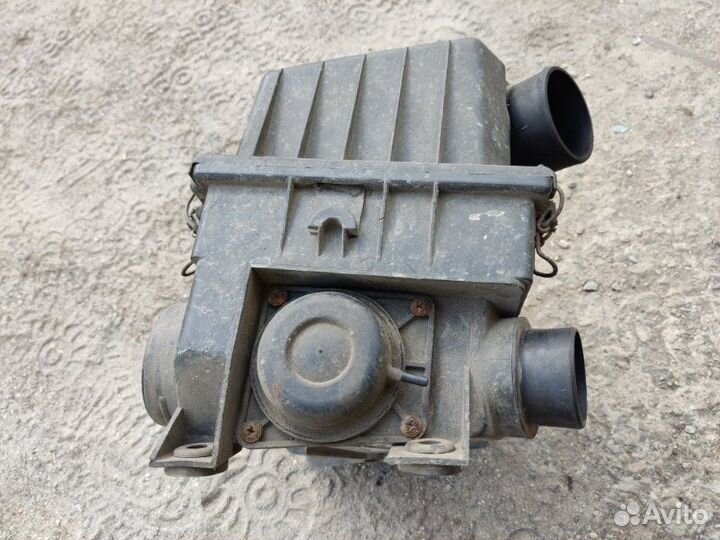 Корпус воздушного фильтра Volkswagen Passat B3