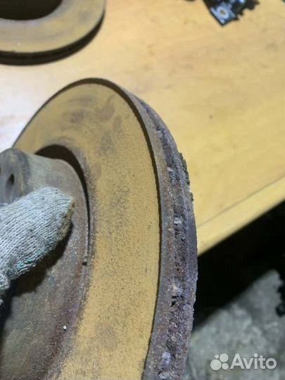 Тормозной диск передний правый Skoda Octavia A5