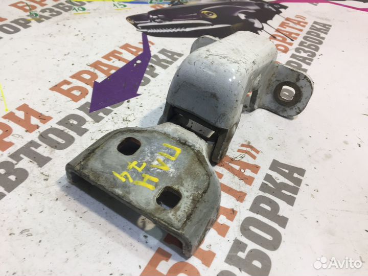 Рено Трафик Петля нижняя передней двери Лев