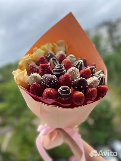 Клубничный букет с красной розой