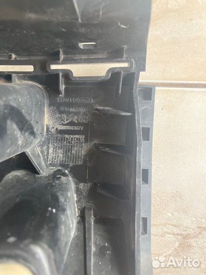 Кронштейн бампера задний правый Peugeot Traveller