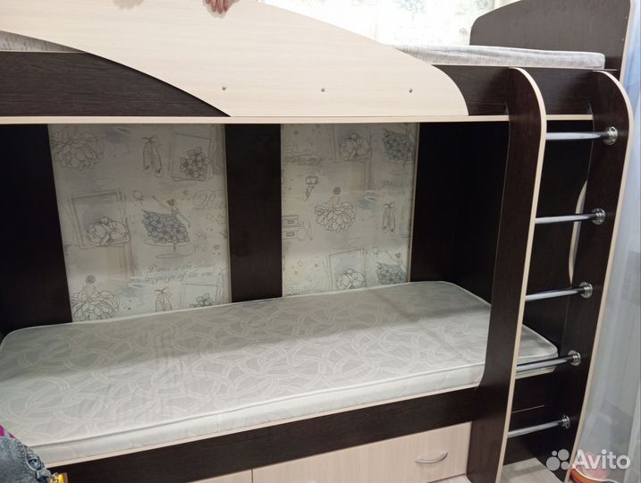 Двухъярусная кровать