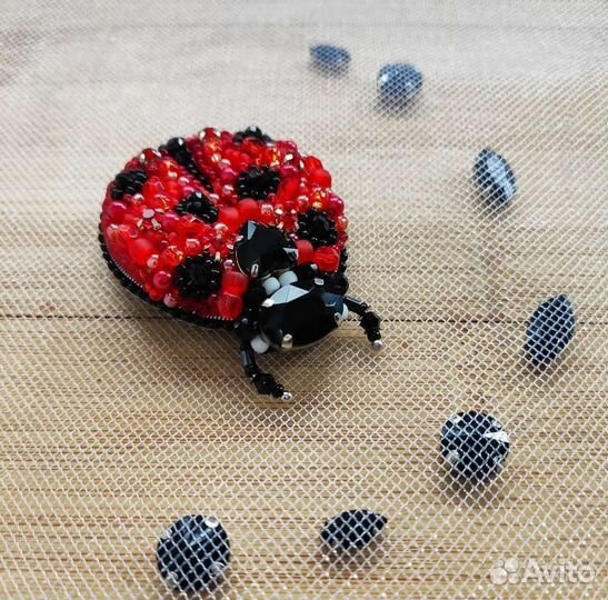 Брошь ручной работы из бисера