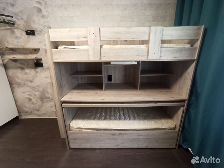 Детская двухярусная кровать со столом