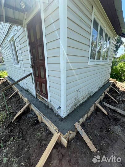 Строительная бригада пристройки террасы беседки