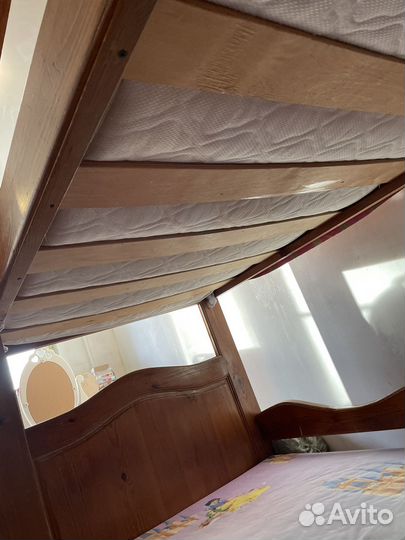 Кровать двухьярусная из массива