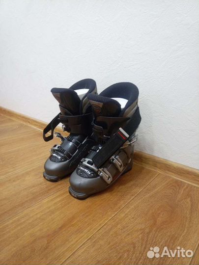 Горнолыжные ботинки и лыжи