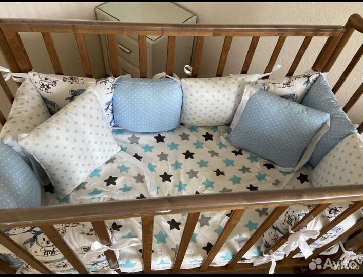 Детская кроватка с маятником и ящиком