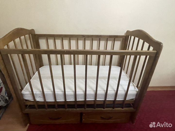 Детская кроватка с продольным маятником и ящиком