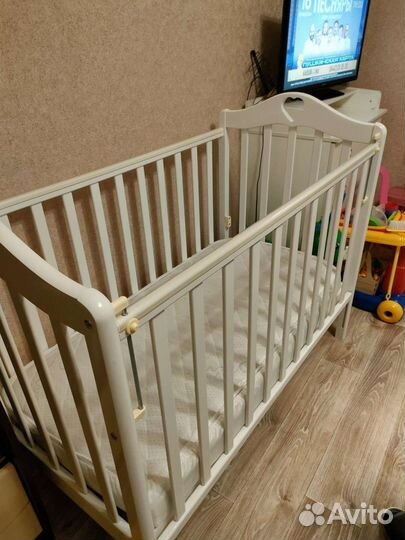 Детская кроватка с маятником