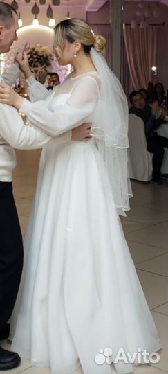Свадебное платье, фата и зимняя шубка