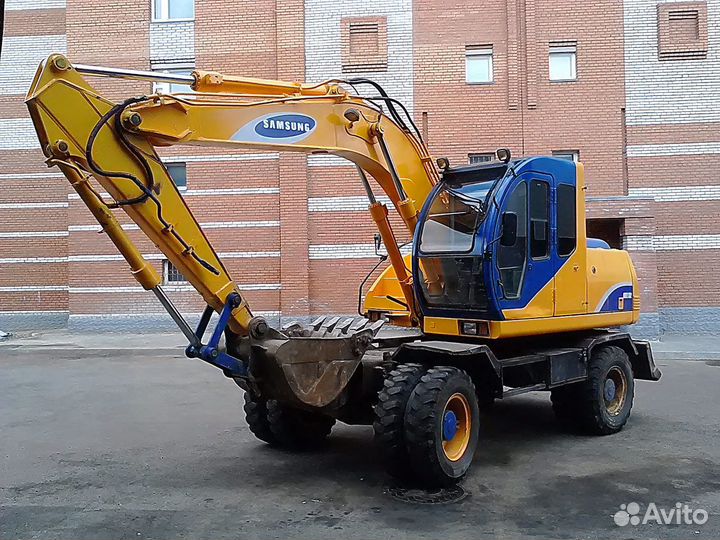 Экскаватор полноповоротный 0,65 куб гидромолот. Де