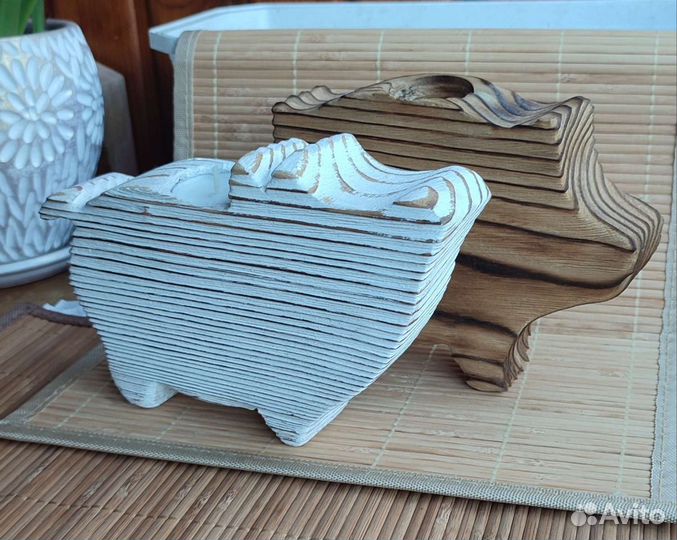 Подсвечник в виде свинки из дерева