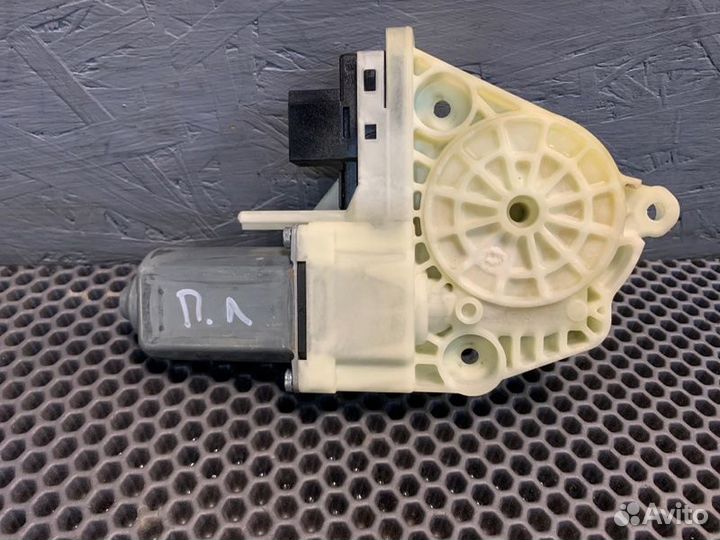 Мотор стеклоподъемника передний левый Porshe