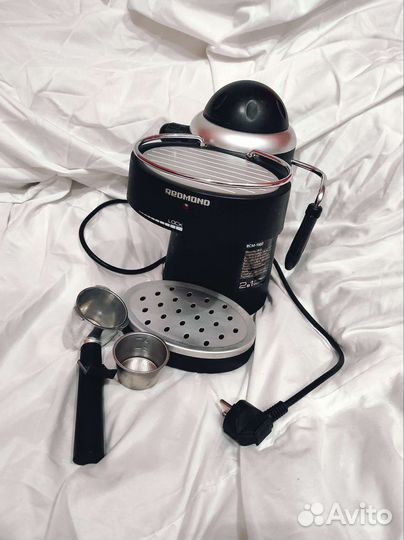 Кофеварка рожковая «Redmond RCM-1502»