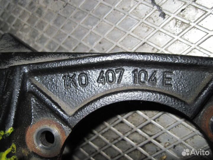 Кронштейн крепления полуоси Фольксваген Туран