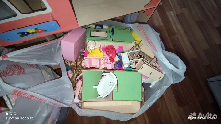 Продам кукольный домик с куклами