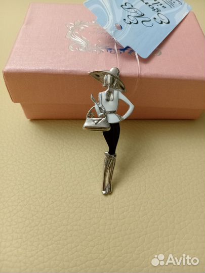 Серебряная брошь Дама в шляпе