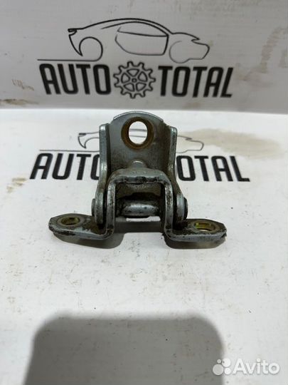 Петля двери верхняя задняя правая Nissan Almera