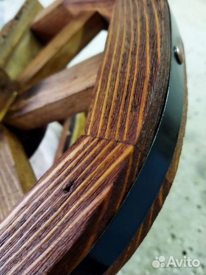 Колесо от телеги люстра