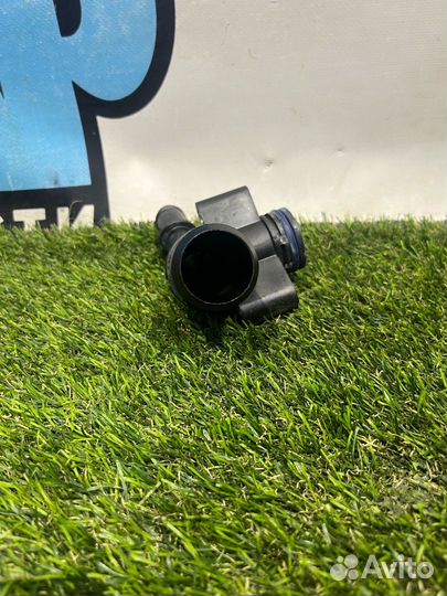 Фланец (тройник) системы охлаждения Ford Escape