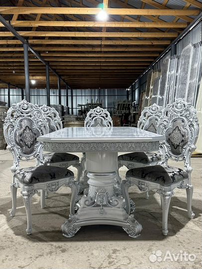 Стол и стулья