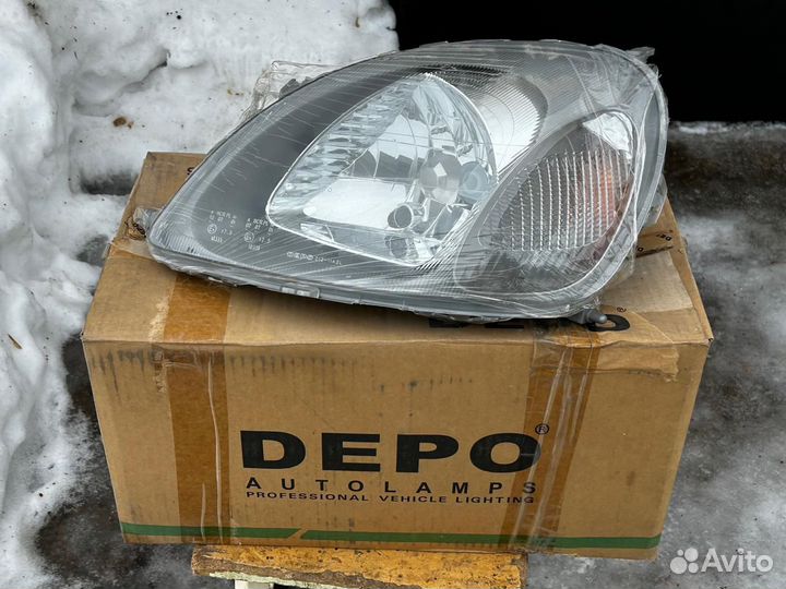 Фара левая toyota vitz оригинал