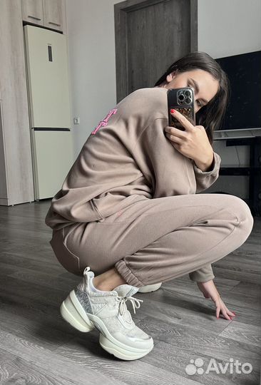 Стильный спортивный женский костюм