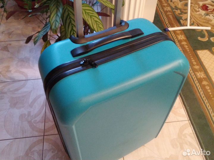 Чемоданы на колесах, желтый и зелёный