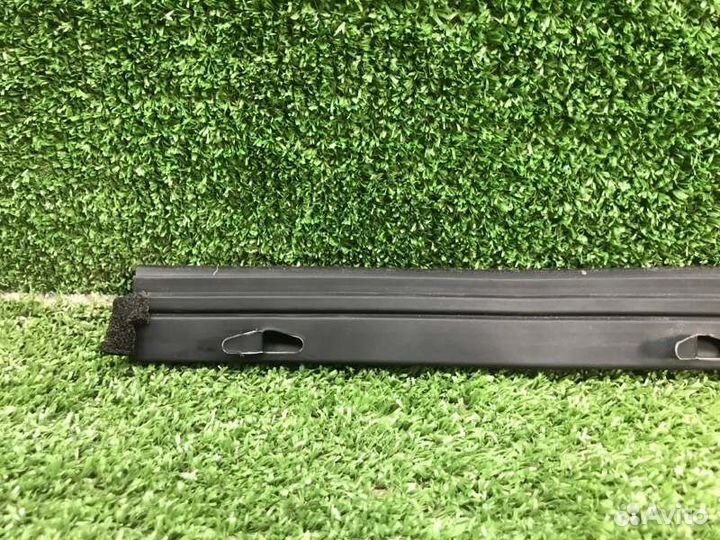 Уплотнитель стекла двери задний правый Toyota Rav4