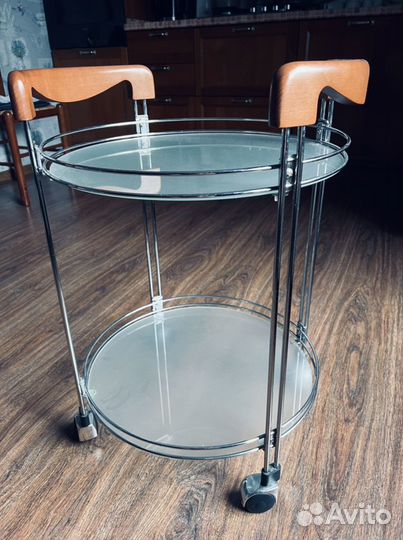 Журнальный стол на колесиках