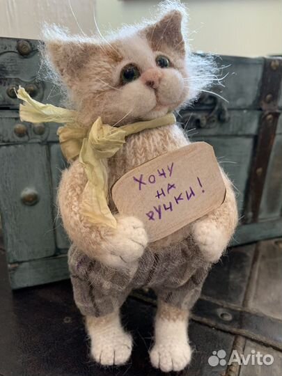 Вязаная игрушка котик Бантик