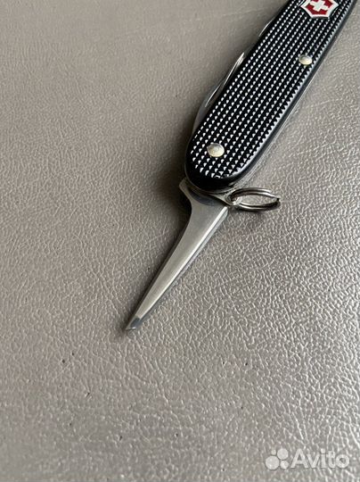 Victorinox Pioneer Alox (красный щит)