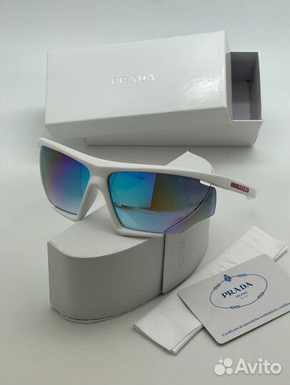 Солнцезащитные очки Prada