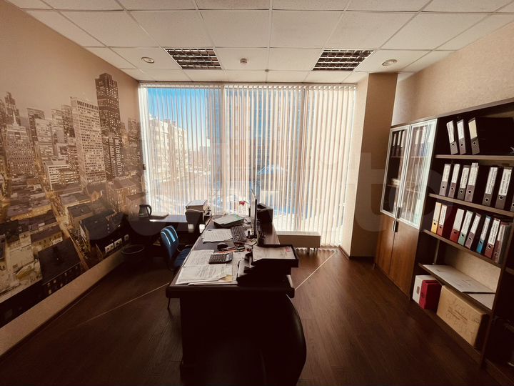 Офис с витражным остеклением, 12 м²