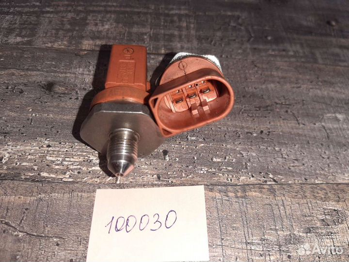 Датчик давления топлива в рампе VAG