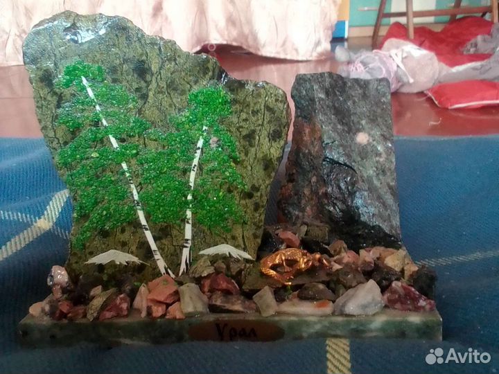 Статуя из камней с ящеркой золотой