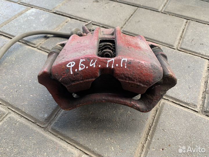 Суппорт перед правый Фольксваген Пассат Б3-Б4