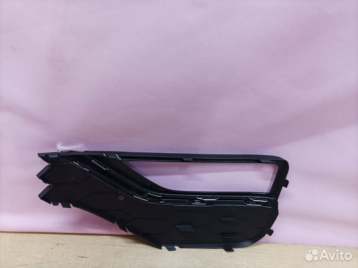 Окантовка птф правая Volkswagen Amarok 2 на 2010