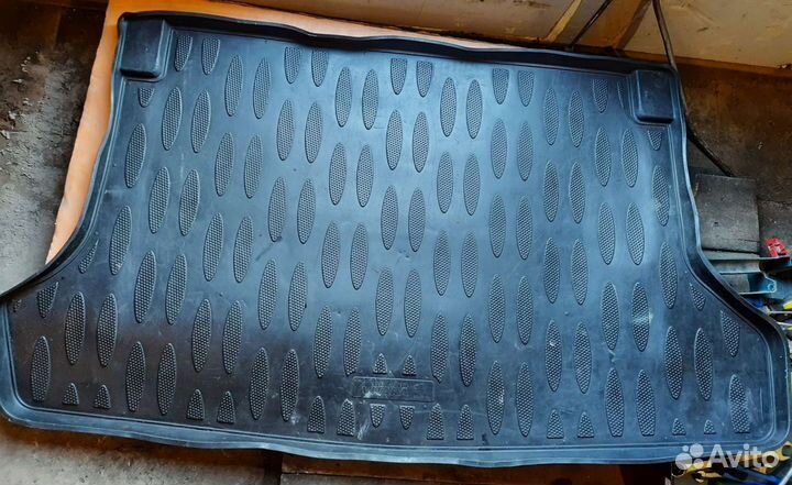 Резиновый коврик багажника