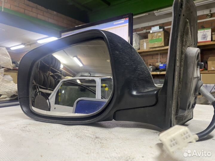 Боковое зеркалозаднего вида левое Toyota Avensis