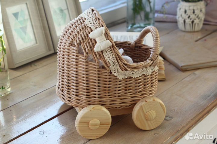 Плетеная коляска для кукол