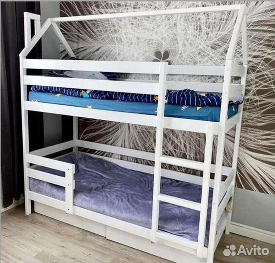 Двухъярусная кровать домик