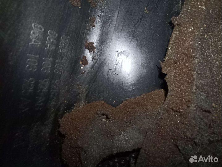 Крышка двигателя с дефектом Volkswagen