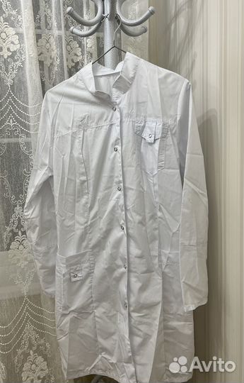 Белый медицинский халат женский